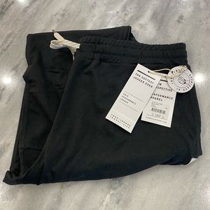NWT Vuori Halo Performance Jogger - Black Heather